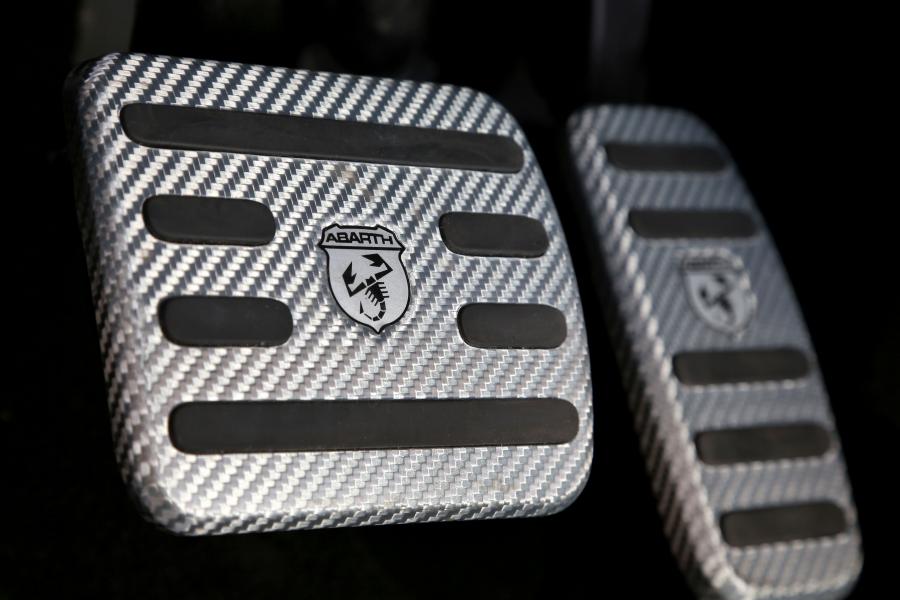 Детали интерьера Abarth 595C Turismo 2012 года  (фото 10 из 54)